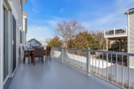 1 Block to Beach with Linens + Towels and Coffee Included