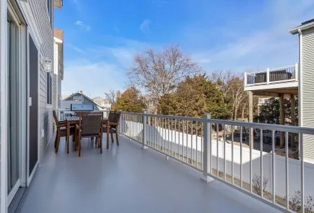 1 Block to Beach with Linens + Towels and Coffee Included