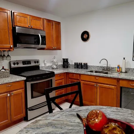 New, Cozy & peaceful stay, 30 minutes from New Orleans. Family and pet friendly!