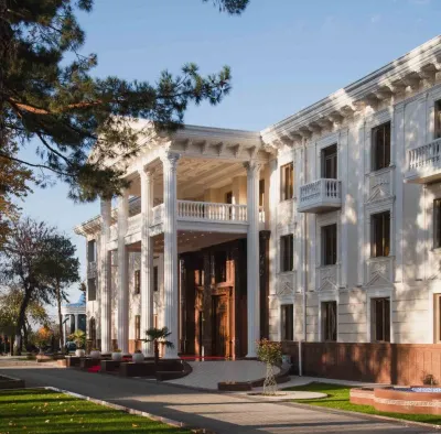 Zarafshon Parkside Hotels near Art Gallery