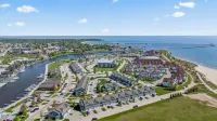 Lakeside Condo - 2BR, Lake Michigan Views & Massage Chair