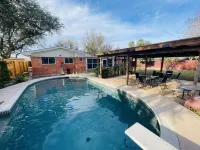 The Pool House - Private Pools