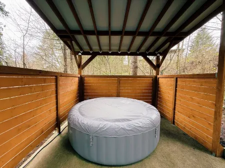 FREE Hot Tub Use + LV 2 EV Charging! Cozy Cabin - 5 min from Belfair State Park