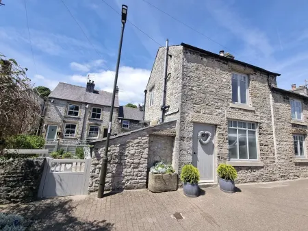 Cosy contemporary  cottage in village with own courtyard & original features.