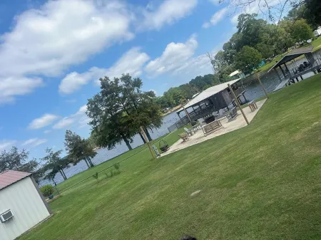 Lake front home in secluded neighborhood mins away f/ boat launch and amenities. Отели в г. Сабин Пэриш