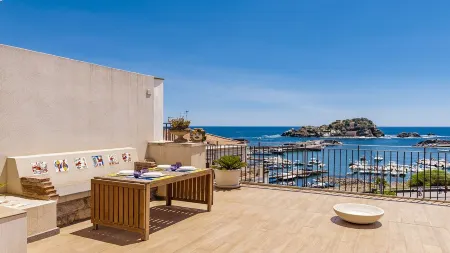 Lachea Seaview Penthouse - Short Lets Отели в г. Ачи-Кастелло