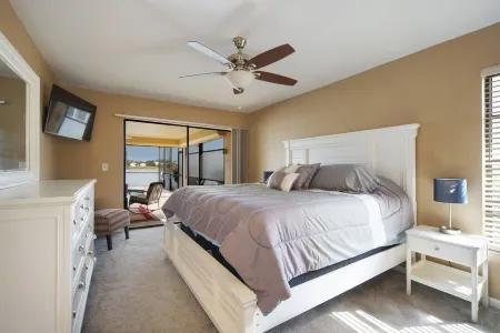 Exquisite Lakeview Oasis: Charming 3 bd, 2 bath vacation rental with heated pool