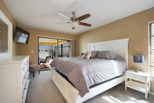 Exquisite Lakeview Oasis: Charming 3 bd, 2 bath vacation rental with heated pool