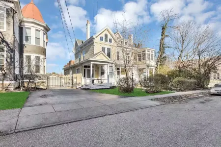 Classic Elegant 2 Bedroom 2 Bath near Eden Park Отели рядом с достопримечательностью «Цинциннати Зу & Ботаникал Гарден»