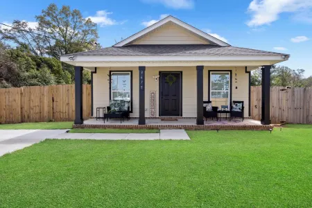 Cozy Pensacola Bungalow • 10 Mins to Downtown • Coffee Bar • Hammocks + Karaoke