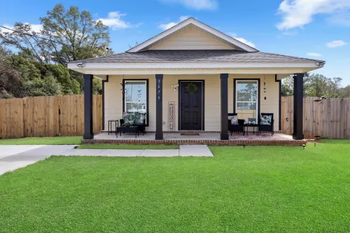 Cozy Pensacola Bungalow • 10 Mins to Downtown • Coffee Bar • Hammocks + Karaoke