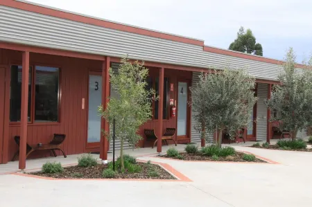 Bairnsdale Motel Отели рядом с достопримечательностью «St Mary's Catholic Church»