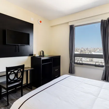 Astoria Inn LaGuardia Hotel Отели рядом с достопримечательностью «Восточный Гарлем»