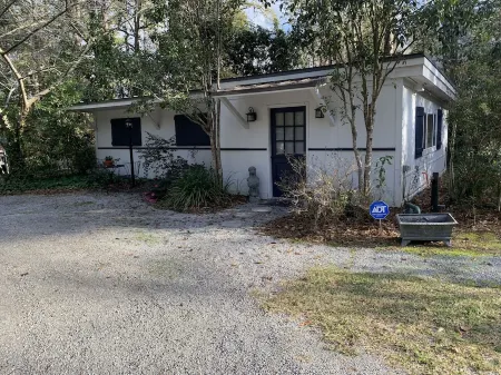Guest House at Shepard Park - Park setting on private grounds