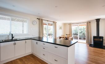 Owen's Hideaway by the Bnb Collection