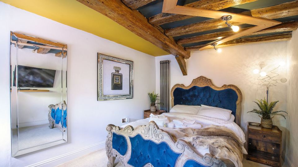 Executive Suite with Private Hot Tub Skytv