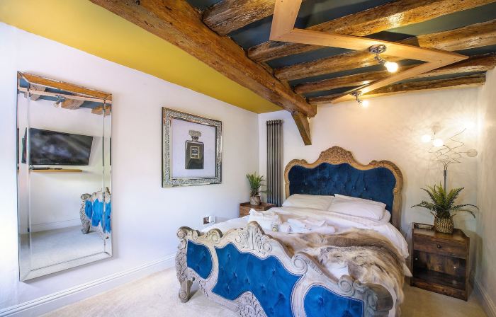 Executive Suite with Private Hot Tub Skytv