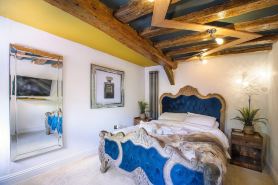 Executive Suite with Private Hot Tub Skytv