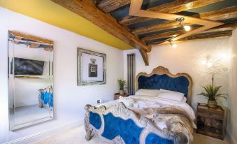 Executive Suite with Private Hot Tub Skytv