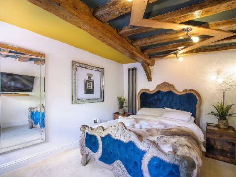 Executive Suite with Private Hot Tub Skytv