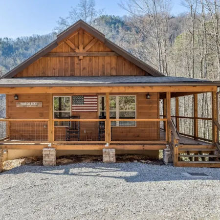 Hawkeye Ridge 3 Bedroom Cabin by RedAwning