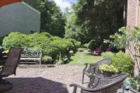 The Lily Inn - Burlington Hotels in Burlington