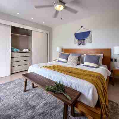 4 Bedroom Beach Penthouse w Private Rooftop Rooms