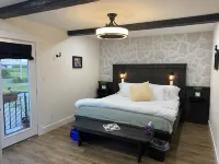 Villa di Casa - Boutique Hotel Hotel dekat Norman Hardie Winery