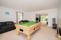 House with Hottub, Sauna & Pool Table