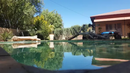 Potties Guesthouse Отели в г. Bo-Karoo