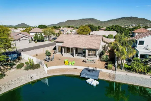 Lakefront Oasis Hotels in Glendale