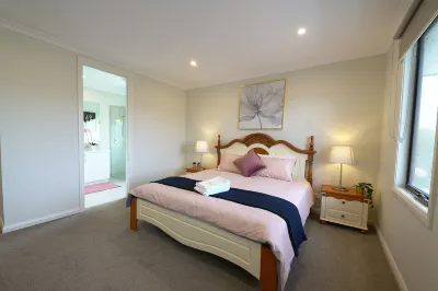 Luxury Waterfront SpaciousHouse Lakeview Hotels near Kmart Sanctuary Lakes