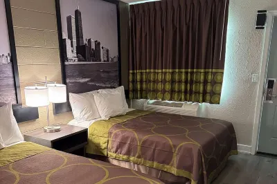 Super 8 by Wyndham Rockford South Hotel dekat Rockford Plaza Shopping Center