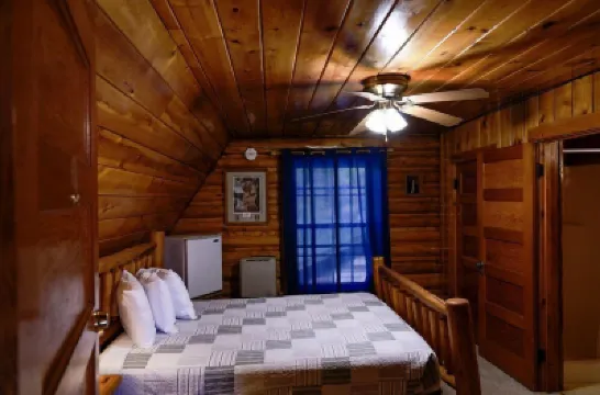 Twin Pines Lodge & Cabins Hotel a 