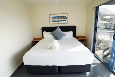 Captains Cove Resort - Waterfront Apartments