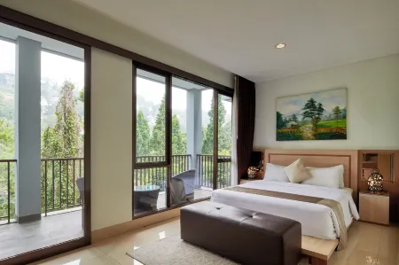 Magenta Hill View Villa 6 Bedrooms with a Private Swimming Pool and Movie Room