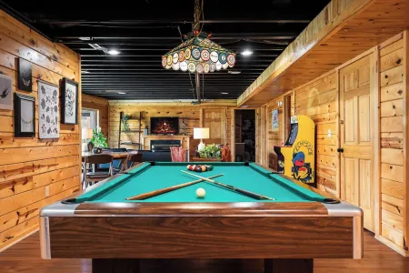 Red River Gorge Cabin with Hot Tub~AMAZING VIEW~Pool Table~Perfect for groups