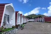 Sikidang Glamping Dieng Hotels near Semar Cave