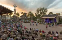 Spacious Living and Close to Golf Courses - Charming Sunny Villa