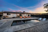 Pool, Hot Tub Heating, BBQ, AC & Private Yard, Pet Friendly, 10mins to JTNP!