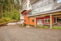 Bayfront apartment with private patio, beach access, water views, AC & W/D Hotels in Port Ludlow