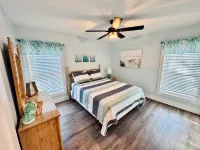 Luxurious Oasis with Covered Porch and Modern Amenities - Stunning Retreat Hotel a Surfside Beach