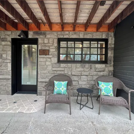 A Cozy and a Modern Retreat. Newly renovated -2 bed 1bath. Walk to everything!