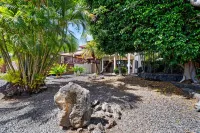 Breathtaking Ocean Views and Secluded Outdoor Pool - Charming Hawaiian Retreat