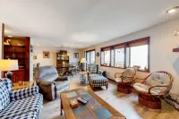Valley-view condo w/ a large kitchen, stone-front fireplace, & private patio 로아 마운틴 호텔