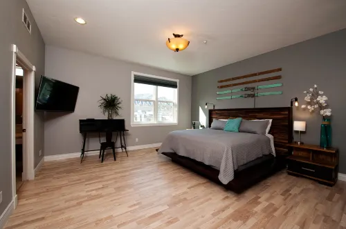 Prime Downtown Location with High-End Finishes - Luxurious Retreat