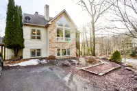 Home Theater and Lake Access Features - Stunning Family Haven Hotel in zona Split Rock Resort Indoor Waterpark