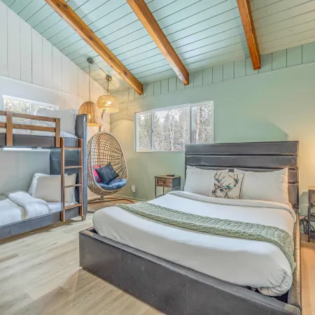 Chic Cabin Retreat with Hot Tub Big Bear