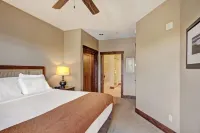 Slopeside Access and High-End Amenities - Luxurious Mountain Haven