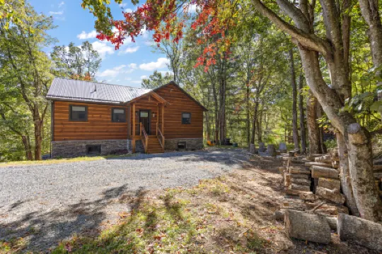 Scenic Views and Game Room Retreat - Exquisite Mountain Haven